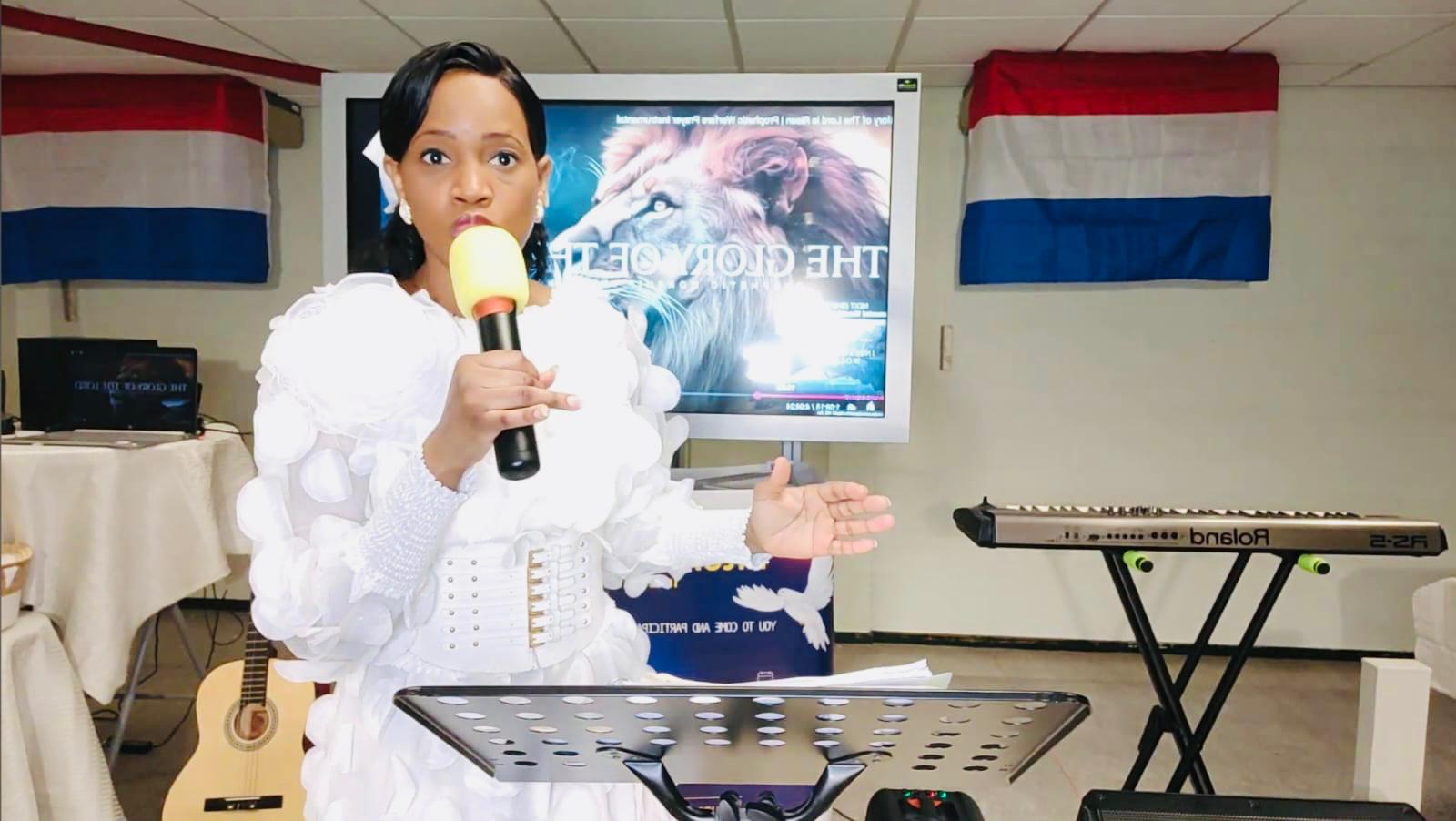 Esther M. Gamboa predikend